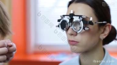 熟练的<strong>眼科医生</strong>，使用镜片测定设备，在<strong>眼</strong>科诊所检查女病人的视力，女验光师确定处方值